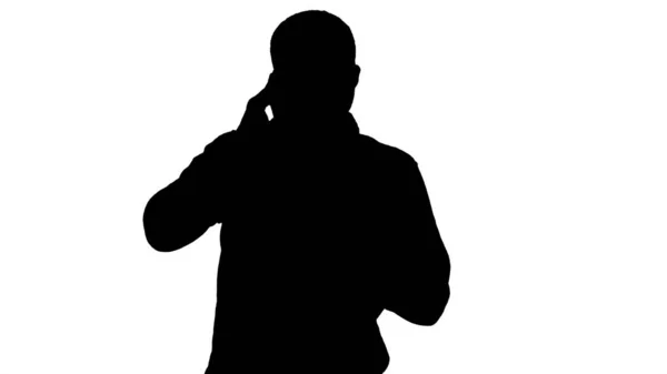 Silhouette Un homme parle au téléphone et sourit. — Photo