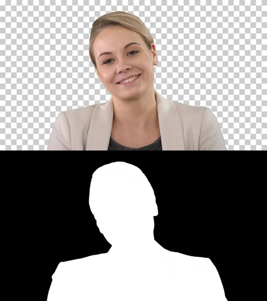 Gelukkig jong vrouw in formele kleding kijken naar camera met glimlach, Alpha Channel — Stockfoto