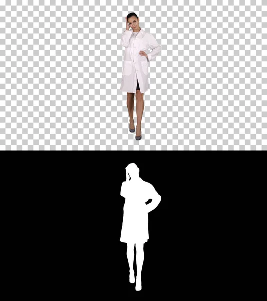 Médico mujer caminando como modelo de moda, Alpha Channel —  Fotos de Stock