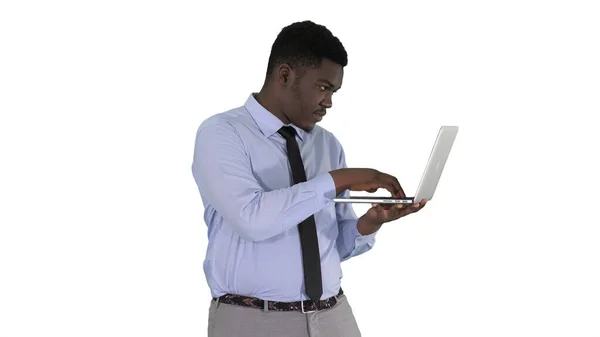 在白色背景下与笔记本电脑打交道的非裔美国商人. — 图库照片