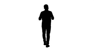 Siluet Yakışıklısı İspanyol manken kameraya konuşuyor ve yürüyor..