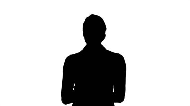 Siluet Güzel bir kız tablet tutuyor dokunmatik ped bilgisayar aletleri sayfaları çalıyor ve kameraya bakıyor.