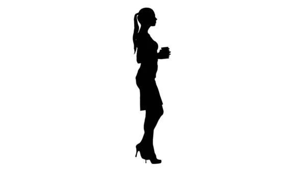 Silhouet Ontspannen stijlvolle zakenvrouw drinken koffie lopen. — Stockfoto