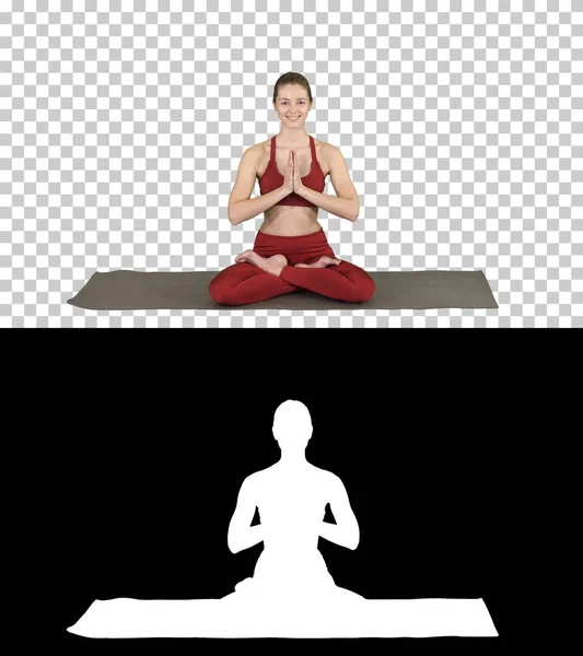 Mujer sonriente yoga meditando sentado loto, manos acopladas, canal alfa —  Fotos de Stock