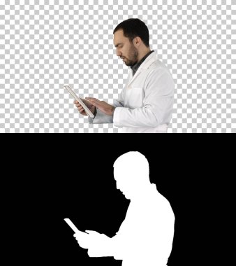 Sağlık, tıbbi ve teknoloji. Doktor tablet kullanan bir hastayla konuşuyor. Alfa Kanalı.