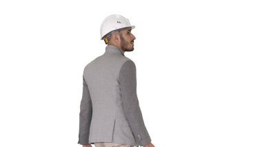 Beyaz arka planda yürüyen çantalı miğferli mühendis..