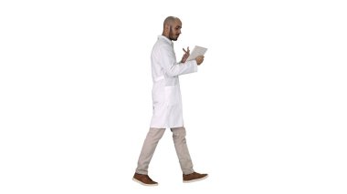 Saygıdeğer doktor beyaz arka planda yürüyen hastasına video çağrısı yapıyor..