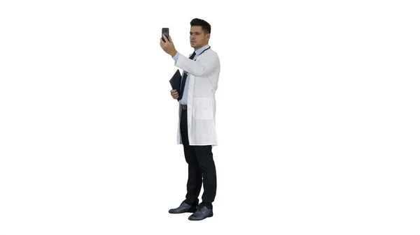 Médico do sexo masculino fazendo uma chamada de vídeo falando com seu paciente em fundo branco. — Fotografia de Stock