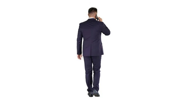 Прогулка бизнесмена с разговорами по мобильному телефону на белом фоне. — стоковое фото