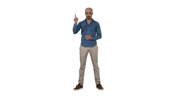 Arabo uomo in casual fare attenzione gesto dito su su bianco sfondo. — Foto Stock