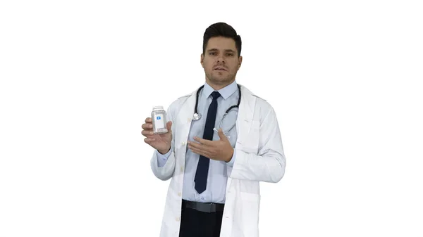Клініцист Доктор Чоловік показує ліки та розмовляє з камерою на білому тлі . — стокове фото