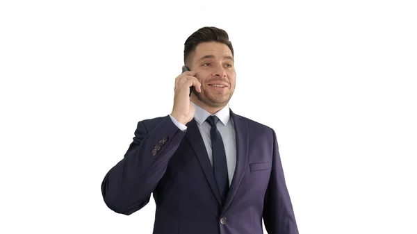 Gülümseyen genç işadamı cep telefonuyla beyaz arka planda bir telefon görüşmesi yapıyor.. — Stok fotoğraf