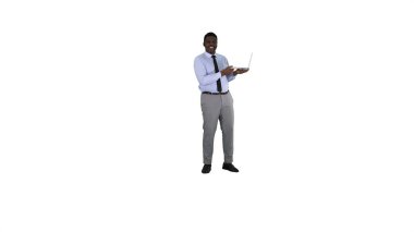 Elinde dizüstü bilgisayarla beyaz arka planda genç Afrikalı bir adamla konuşuyor..