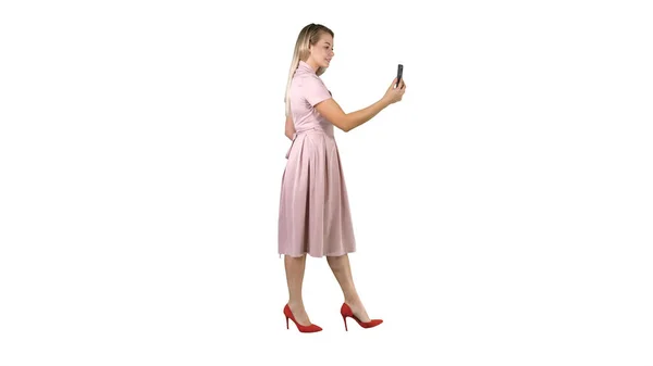 Roztomilý sladký nádherný pěkný ohromující rozkošný dobře vypadající dobře oblečená dáma dělat selfie při chůzi na bílém pozadí. — Stock fotografie
