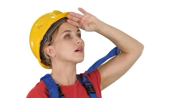 Engenheiro de construção mulher trabalhador fascinado pela escala de construção em fundo branco. — Fotografia de Stock