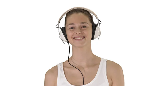 Conceito de música, pessoas e tecnologia - mulher sorridente feliz com fones de ouvido andando sobre fundo branco. — Fotografia de Stock