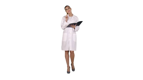 Expressiv ung kvinnlig läkare med kreativ idé att hålla anteckningsbok och promenader på vit bakgrund. — Stockfoto