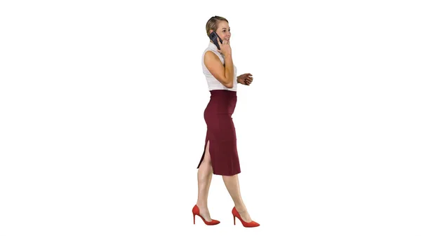 Geschäftsfrau zu Fuß und einen Anruf auf weißem Hintergrund. — Stockfoto