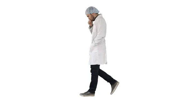 Beyaz arka planda yürüyen düşünceli erkek doktor.. — Stok fotoğraf