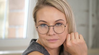 Sağlıklı ciltli güzel bir kadın portresi.