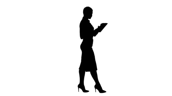 Silhouette Businesswoman przy użyciu elektronicznej zakładki walking. — Zdjęcie stockowe