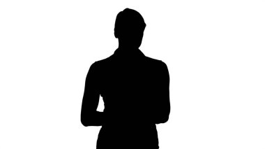 Siluet Kadın kameraya bakıyor ve konuşuyor..