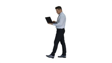 Beyaz arkaplanda yürüyen ve dizüstü bilgisayar kullanan resmi adam.