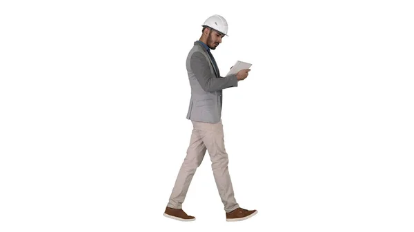 Engenheiro andando e trabalhando em tablet digital em fundo branco. — Fotografia de Stock