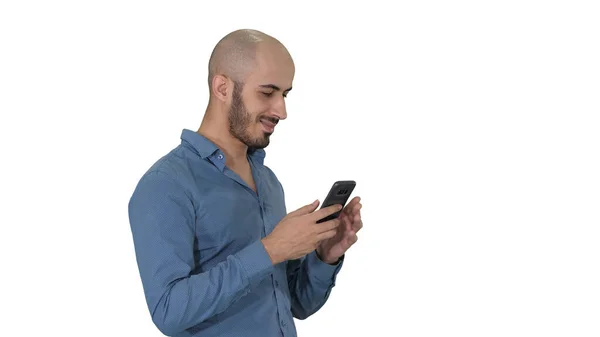 Casual Arabische zakenman met behulp van de telefoon en glimlachen op witte achtergrond. — Stockfoto