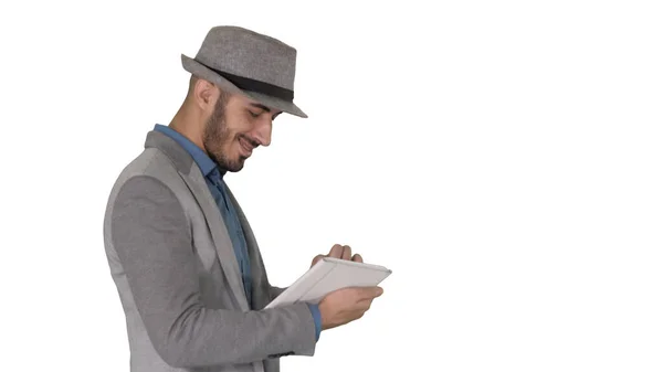 Zwyczajny mężczyzna używający tabletki i uśmiechający się budząc się na białym tle. — Zdjęcie stockowe