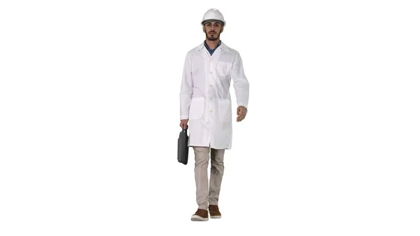 Ingénieur professionnel avec valise et casque marchant sur fond blanc. — Photo