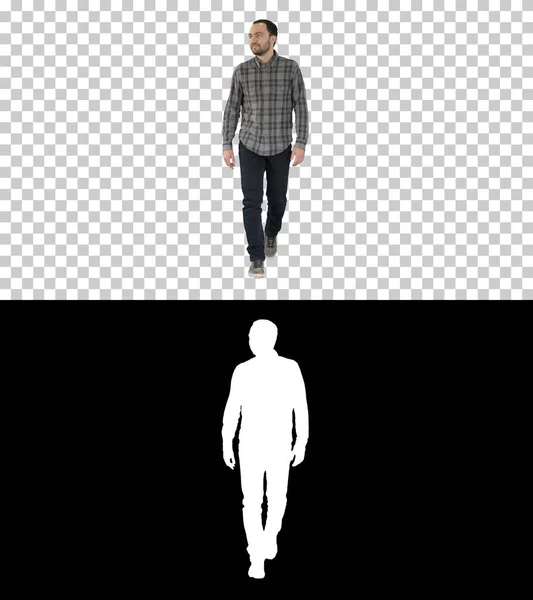 Uvolněný ležérní muž v džínách a košili kráčí a dívá se do stran, Alpha Channel — Stock fotografie
