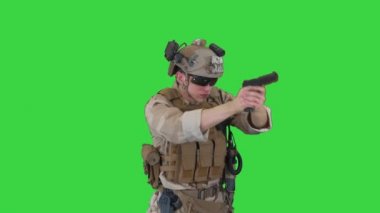 Yeşil Ekran, Chroma Key 'e silah doğrultup ateş eden Amerikalı bir korucu..