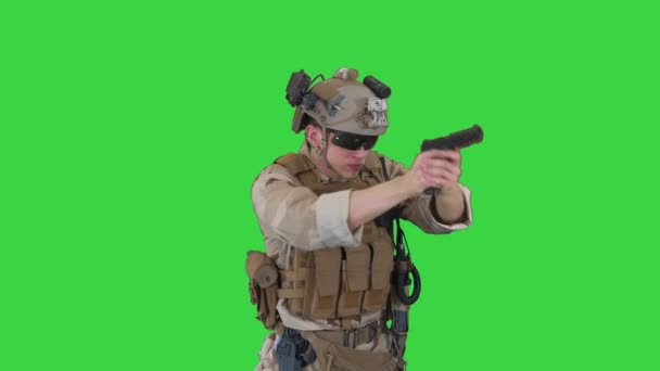Amerikai vadőr pisztollyal céloz és lő a zöld képernyőn, Chroma Key. — Stock videók