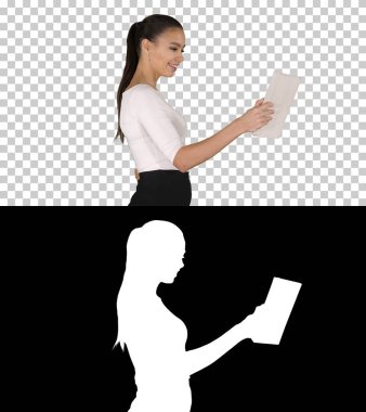 Mutlu kadın tabletle video görüşmesi yapıyor, Alfa Kanalı.
