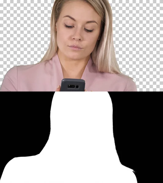 Trendy glimlachende blonde vrouw met behulp van haar mobiele telefoon glimlachen als ze typt een SMS-bericht, Alpha Channel — Stockfoto