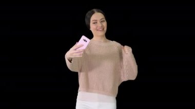 Duygusal genç bayan yürürken telefonuyla video görüşmesini bitiriyor, Alpha Channel.