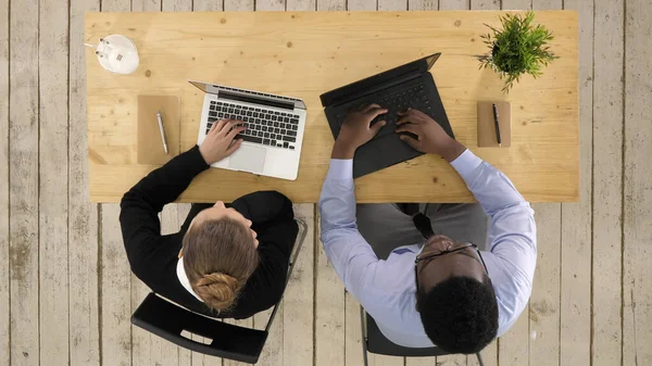 Concepto de exceso de trabajo Mujer de negocios y hombre de negocios agotado — Foto de Stock