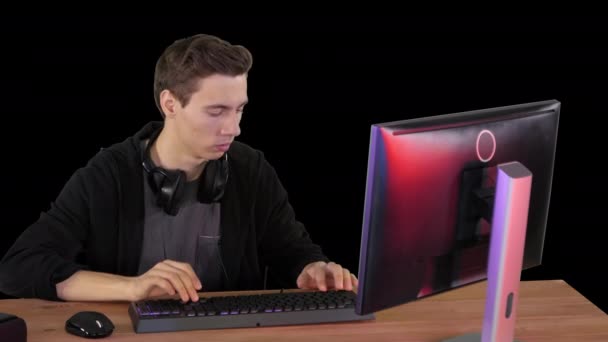 Jugador jugando un videojuego en un ordenador personal, Alpha Channel — Vídeo de stock