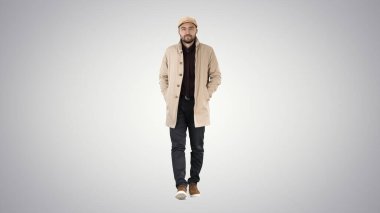 Kendine güveni tam, ceketli genç bir adam..