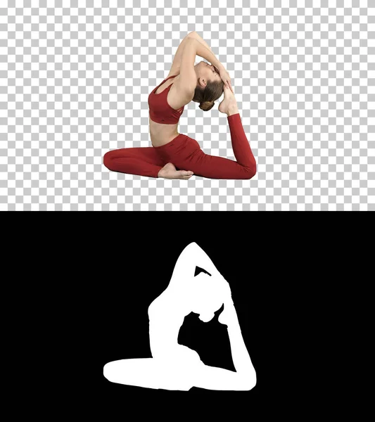 Hermosa mujer joven haciendo yoga o ejercicios de pilates pose de paloma rey de una pierna, Eka Pada Rajakapotasana, Alpha Channel —  Fotos de Stock