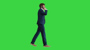 Genç işadamı telefonda konuşuyor Yeşil Ekran 'da yürürken, Chroma Key.