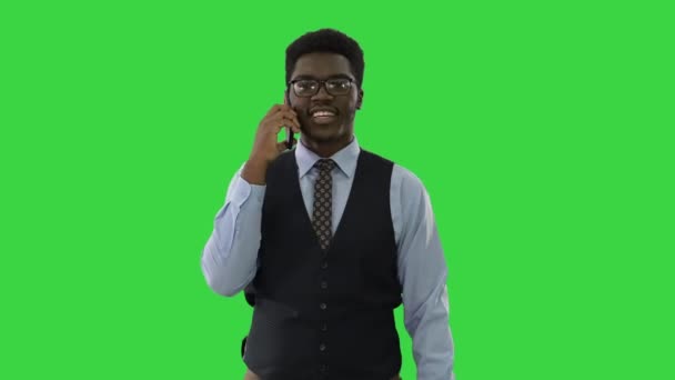 Посмішка молодого афроамериканського бізнесмена, який розмовляє по телефону, дивлячись на камеру на зеленому екрані, Chroma Key. — стокове відео