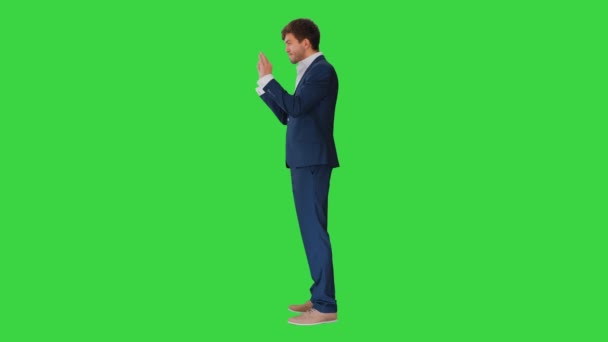 Pewny siebie biznesmen pokazujący różne gesty na zielonym ekranie, Chroma Key. — Wideo stockowe