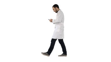 Akıllı telefon kullanarak ve beyaz arka planda davranışlar sergileyerek yürüyen bir tıp uzmanı..