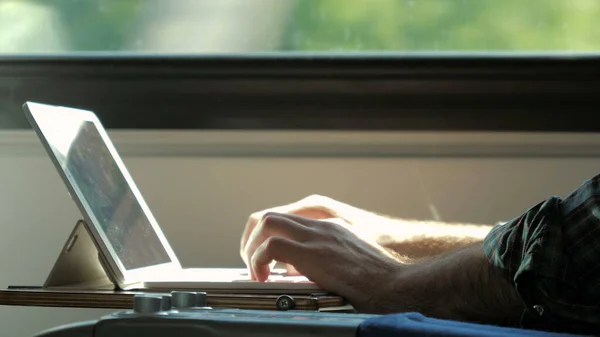 Empresário mãos trabalhando no laptop no trem. — Fotografia de Stock