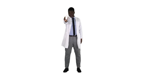Médico afro-americano apresentando spray nasal sobre fundo branco. — Fotografia de Stock
