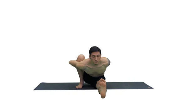Uomo seduto Marichyasana yoga posa allungamento gamba e colonna vertebrale esercizio su sfondo bianco. — Foto Stock