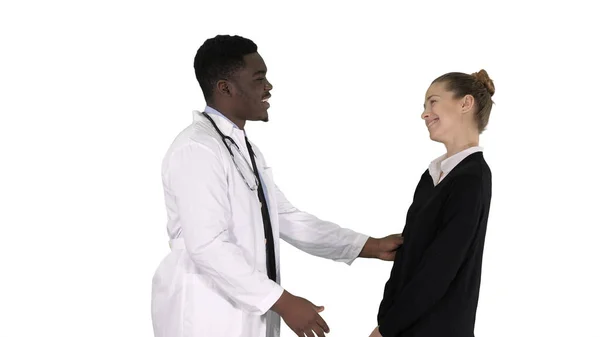 Γιατρός λέει καλά νέα σε έναν ασθενή σε λευκό φόντο. — Φωτογραφία Αρχείου