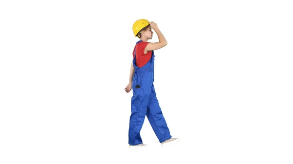 Jeune femme séduisante en uniforme de construction portant un casque jaune sur fond blanc. — Photo